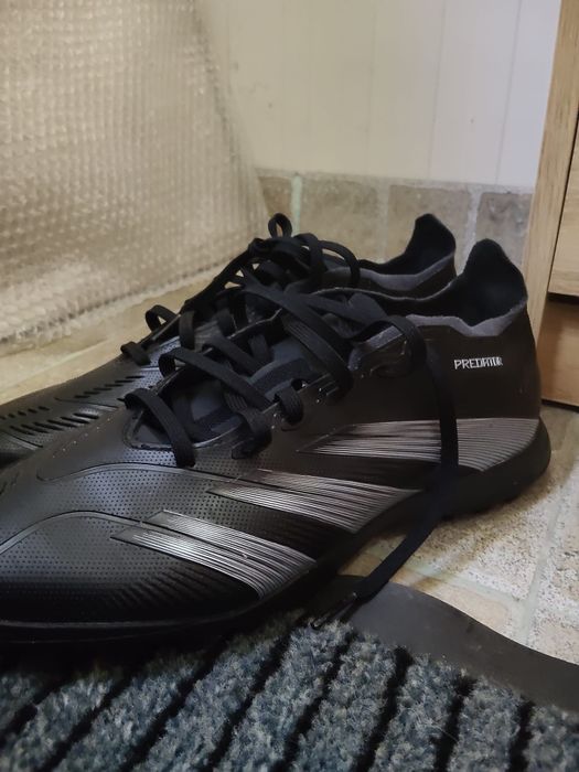 Pantofi sport Adidas special concepuți pentru jocul pe teren sintetic