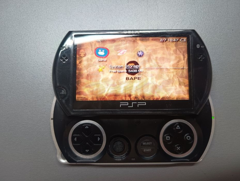 PSP Go N-1004 Преносима конзола