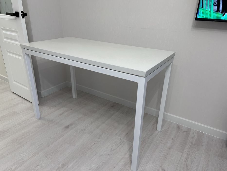 Продам стол белого цвета