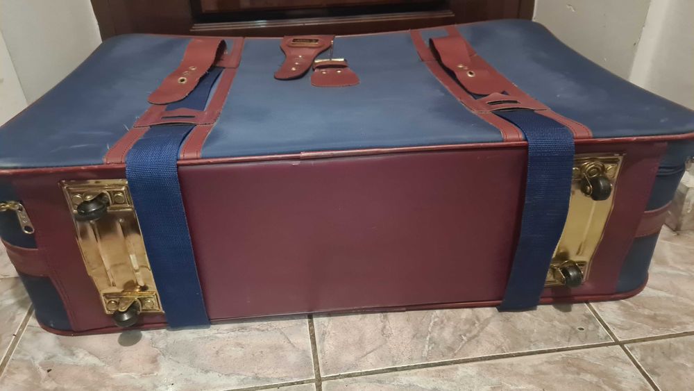 Geamantan durabil pentru cală si nu numai, foarte spatios si usor