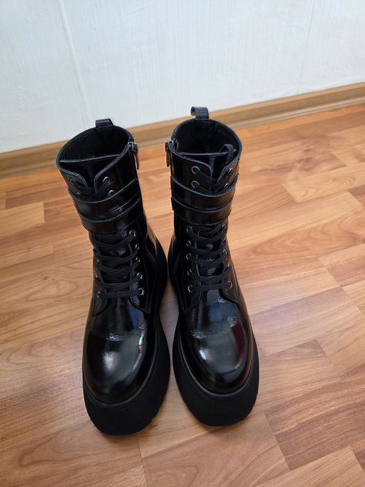 Дамски боти от естествен лак