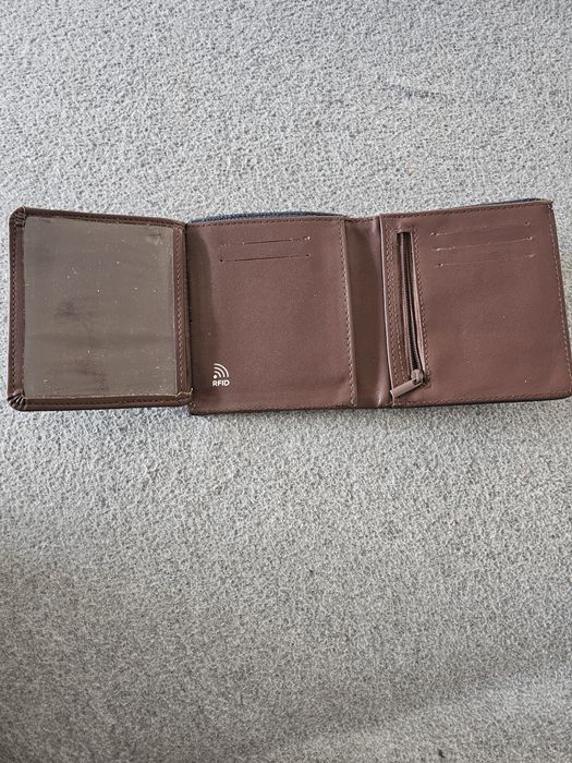 De vanzare portofele de piele