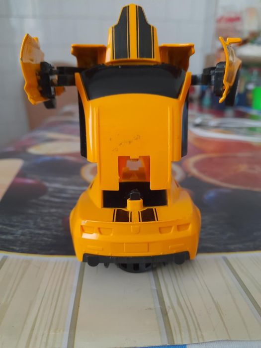 Mașină robot de jucărie