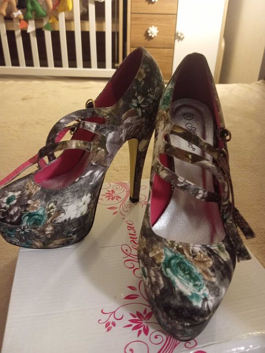 Дамски обувки с висок ток