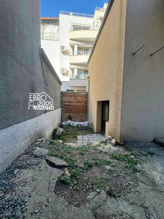 Двуетажна къща с гараж за продажба в Центъра