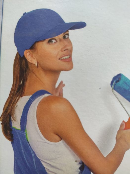 Клеим обои , побелка стен водоэмульсионной краской