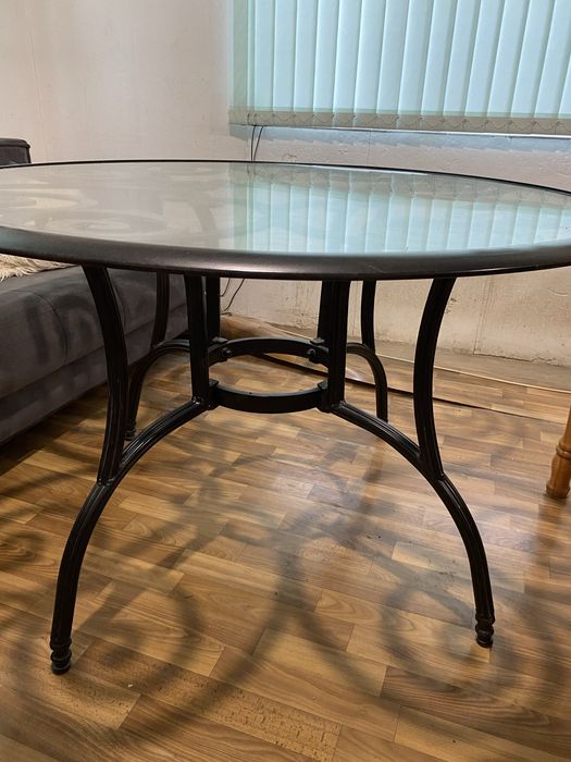 Стъклена маса за хранене