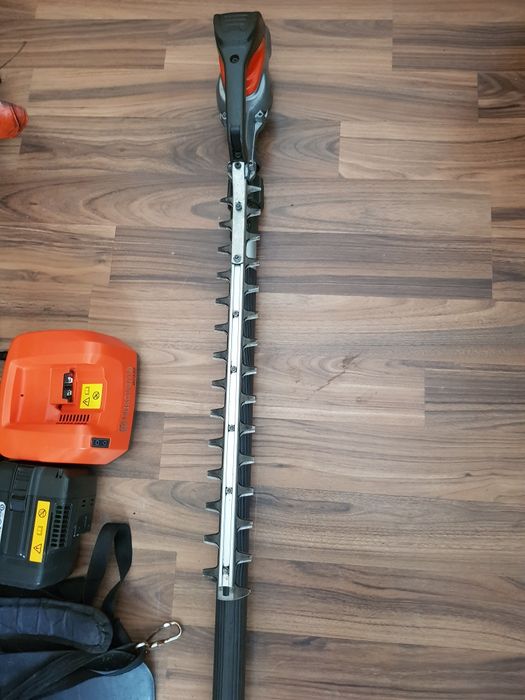 Set Husqvarna motocoasa 536LiRX și foarfecă de tuns gard viu  telescopica  4,5 m husqvarna  520iHT4