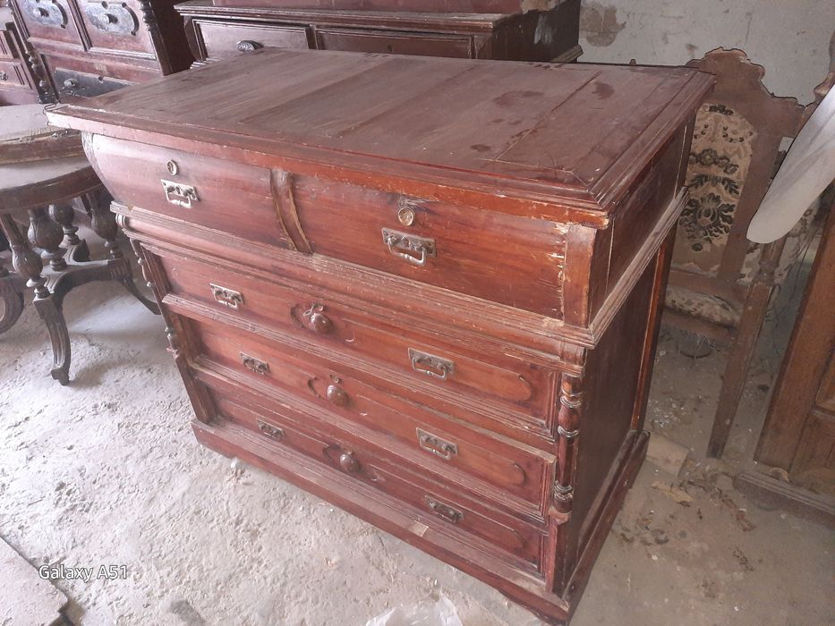 Продам антикварный стол.