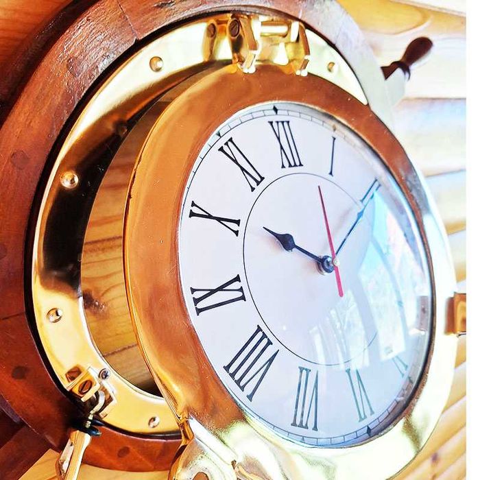 Луксозен стенен часовник с формата на рул, щурвел