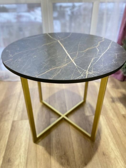 Продам стол кухонный овальный.