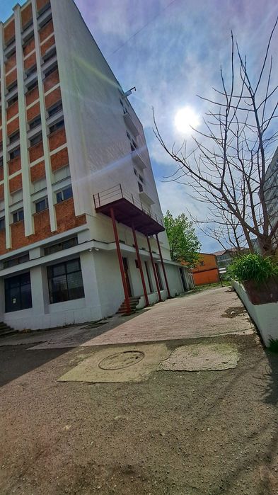 De vanzare in Reșița pe Bd Republicii cladire comerciala de 4etaje