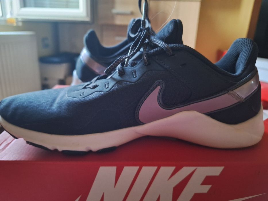 Дамски маратонки Nike Legend Essential 2 Premium.