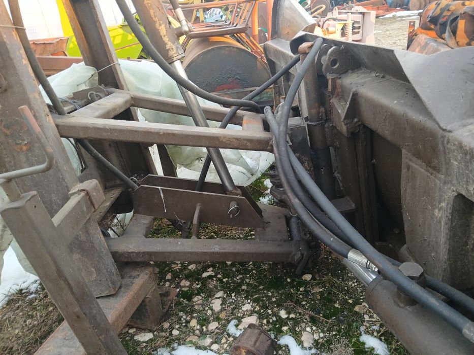 Lama zăpadă în fata la tractor