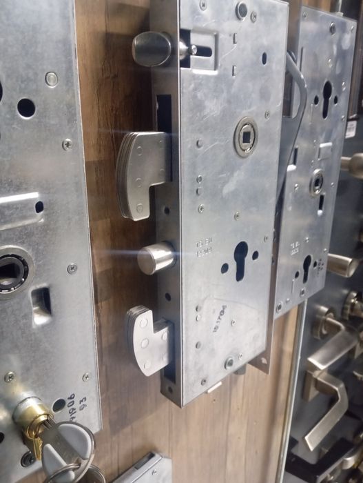 Ремонт замков установка замков вскрытие замков Zamok oʻrnatish eshik .