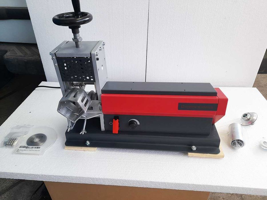 Нова професионална машина до ф57мм за белене на меден/ алуминиев кабел