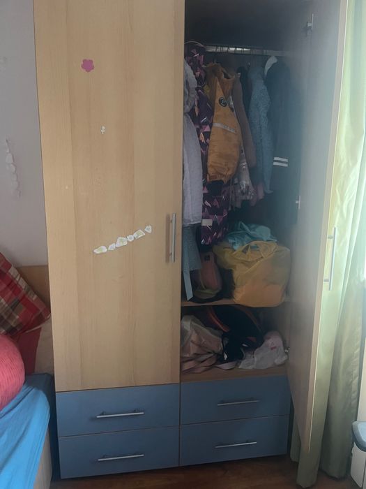 Dulap haine dormitor 4 sertare. Mobila sufragerie din 3 corpuri, dulap haine hol format din 3 corpuri, birou calculator, dulap 4 sertare