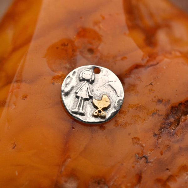 Сребърен медальон 925 „Майка и бебешка количка“ – символ на закрила