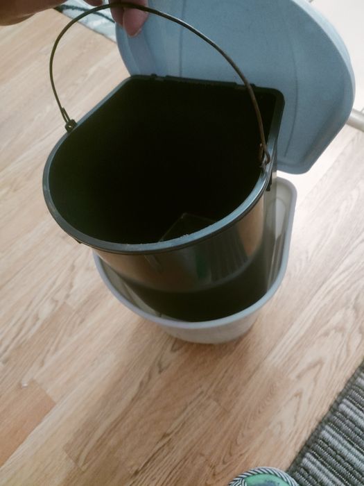 Пластиковое ведро для мусора