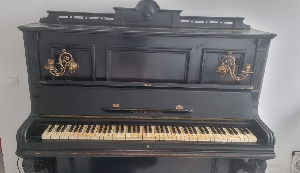 Pianină veche de de 230 ani