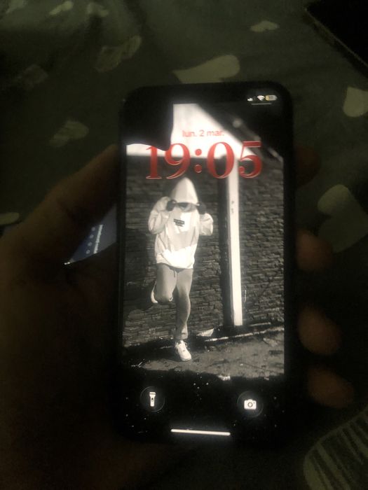 Vând iphone 11 pro impecabil