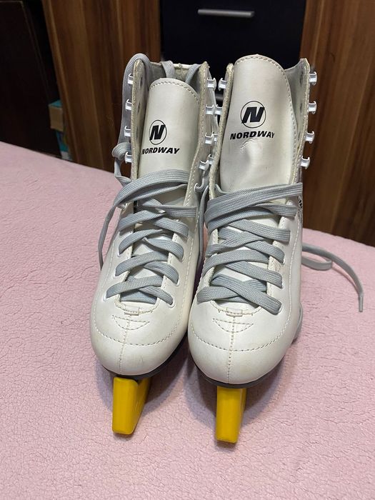 Продам коньки новые