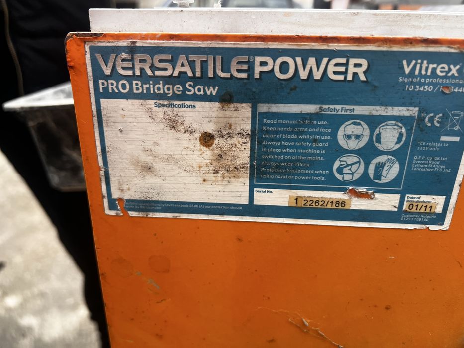 Електрическа машина за рязане на плочки с водна дюза