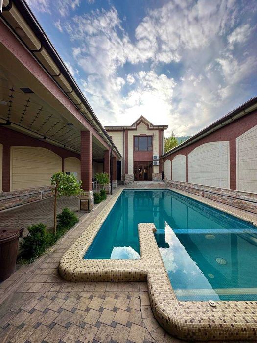 Чарвак,Хумсан Продаётся дача 4 сотки,2 этажа, 5 комнат.