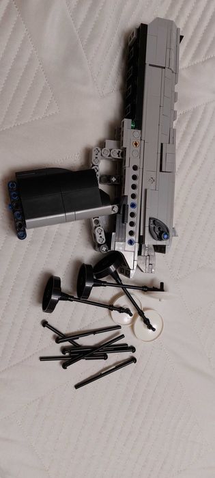 Серый лего пистолет стреляет