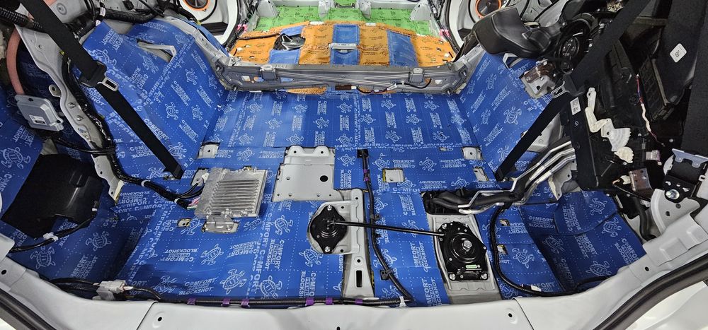 Шумоизоляция авто Шумо-Тепло-Виброизоляция Шумка ComfortMat Химчистка