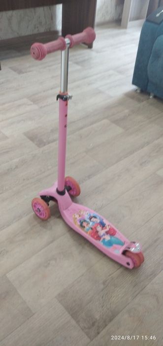 Продам самокат  для девочки