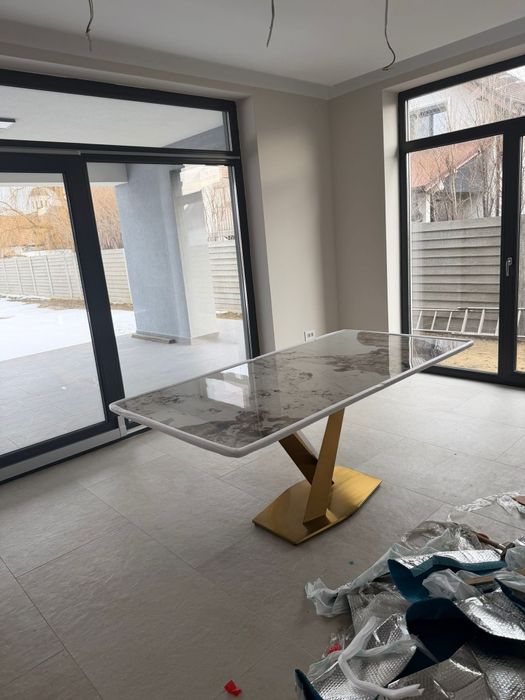 Vand masa noua de bucătărie.