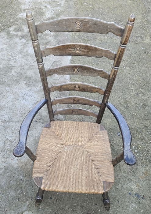 Scaun antic cu spatar tip scara