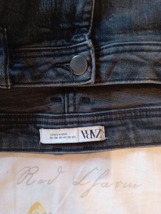 Vând blugi Zara noi