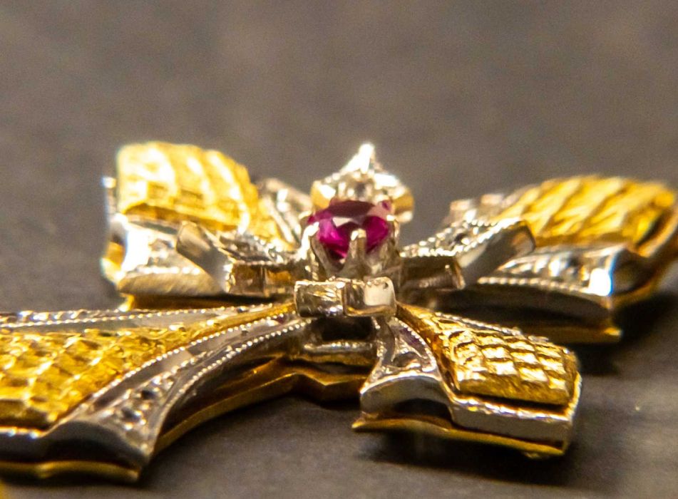 Луксозен кръст от 14 карата жълто и бяло злато с естествен рубин