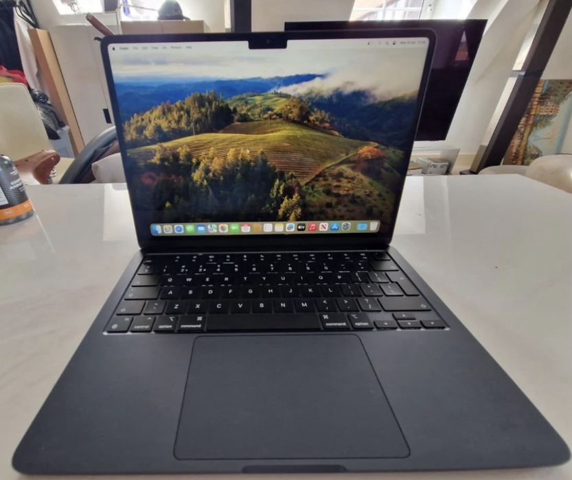 MacBook Air 15” M2 2023 – 8GB RAM – Midnight – Stare foarte bună