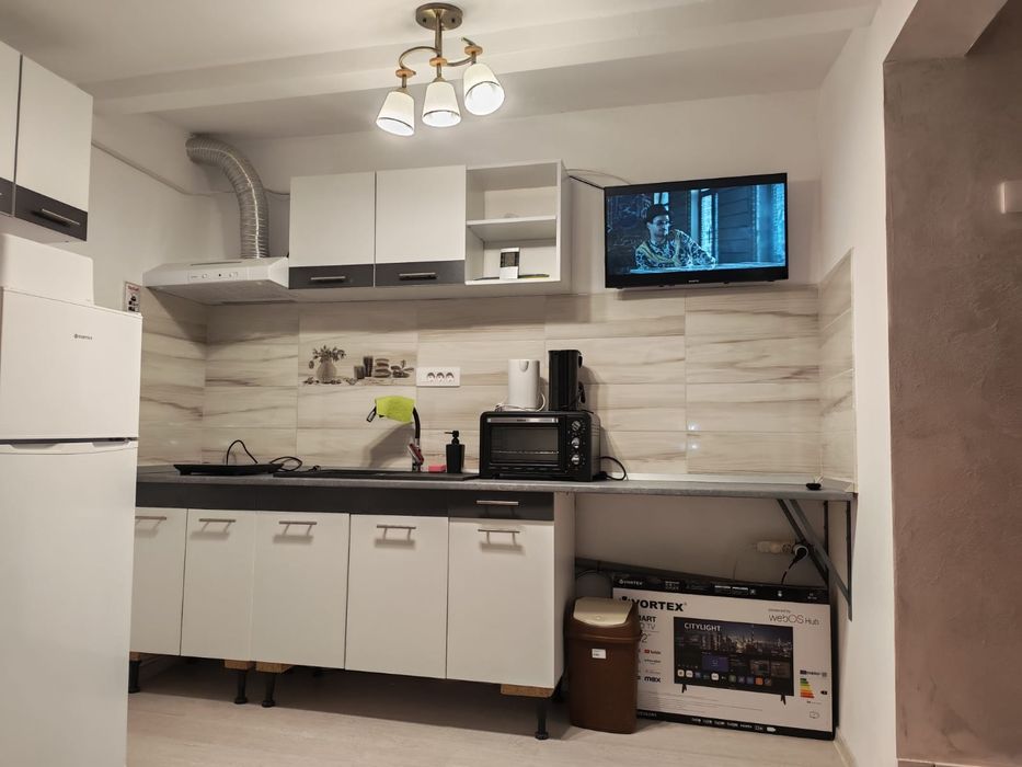 Inchiriez garsoniera 20m2 la curte anexa la  casa proprietarului regim