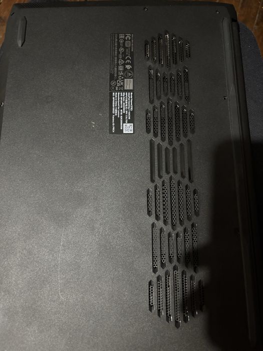 Vand laptop pentru piese