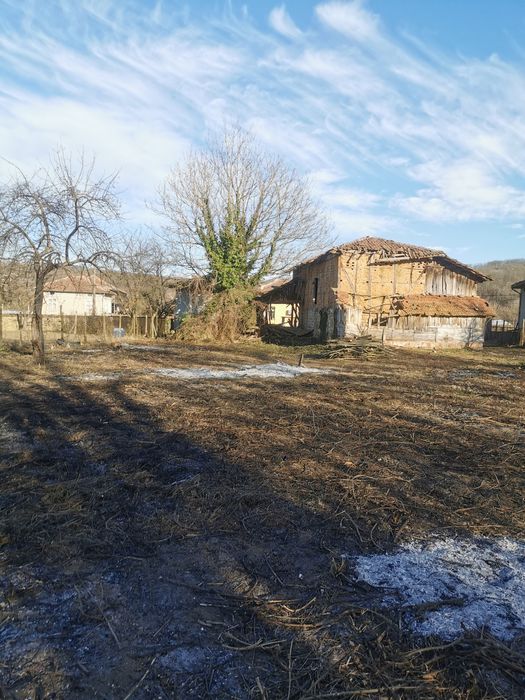 Къща със селскостопанскиа постройка и дворно място 1300кв.м в с. Горна