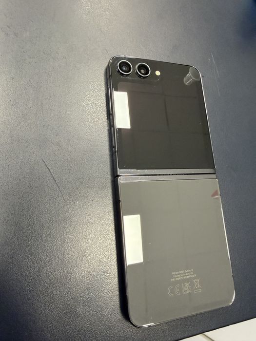 Samsung Z Flip 5 stare aproape noua
