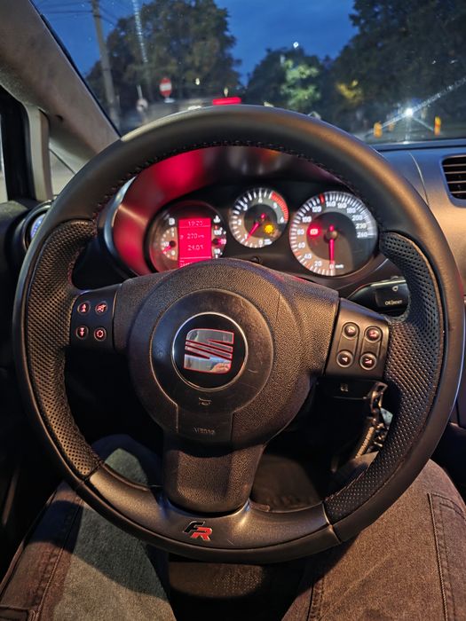 Volan Seat Leon 1p FR retapitat in stare foarte buna