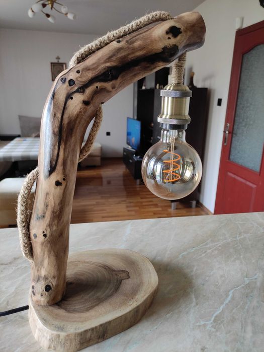 Нощна лампа от дърво