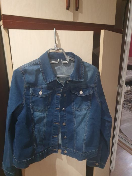 Продавам ново дамско дънково яке