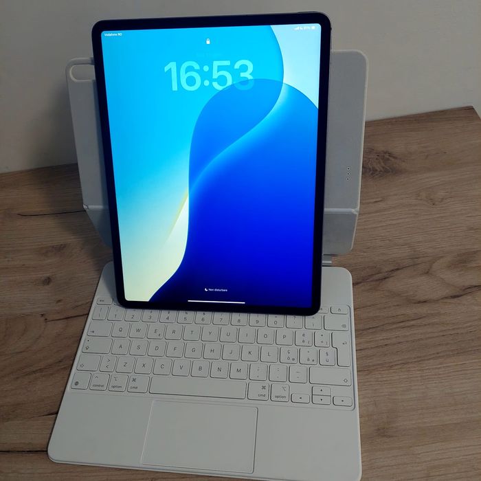 vand tabletâ iphed cu tot cu tastaturâ 2000 lei