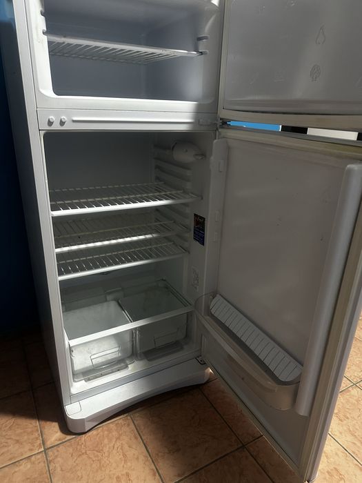 Холодильник Indesit TIA 16 белый