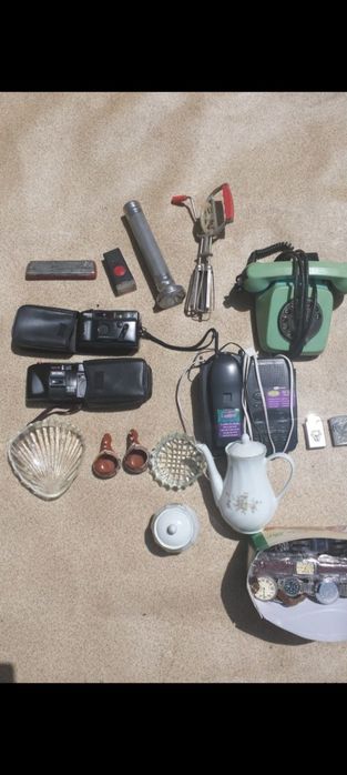 Ретро часовници и телефони