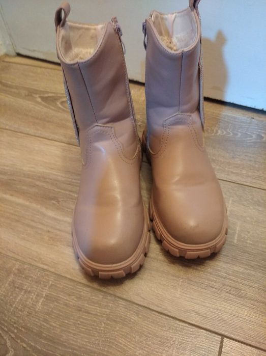 Vand cizme de iarna.