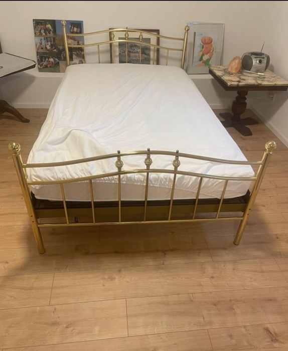 Pat dormitor auriu
