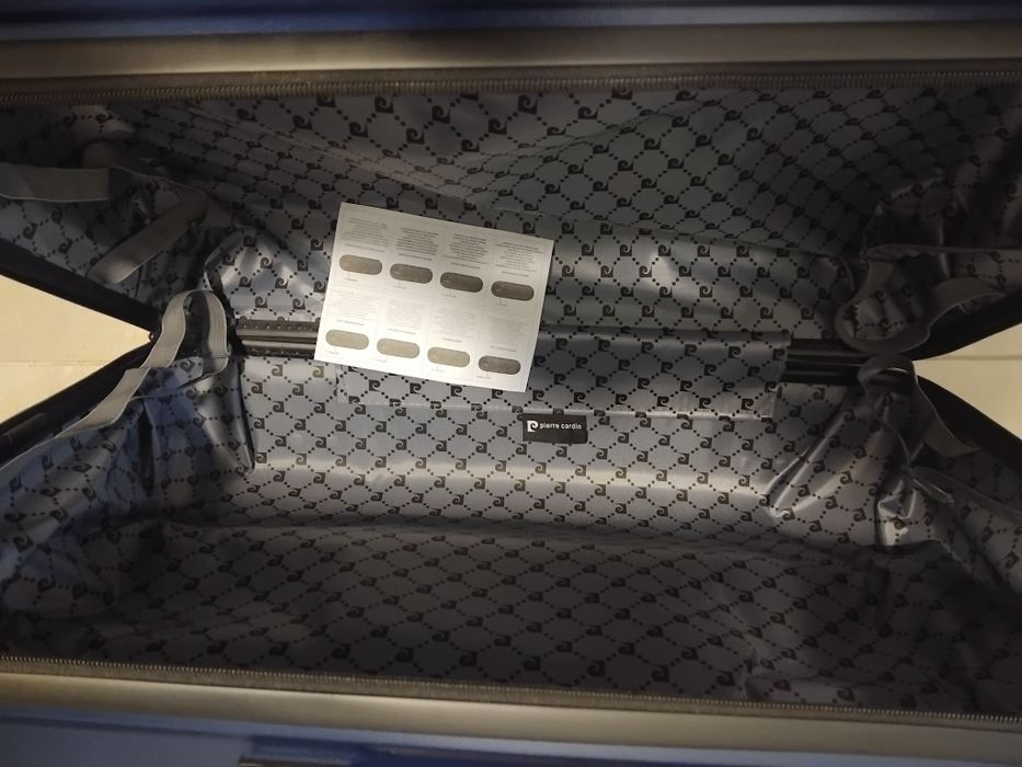 Тъмно син куфар голям