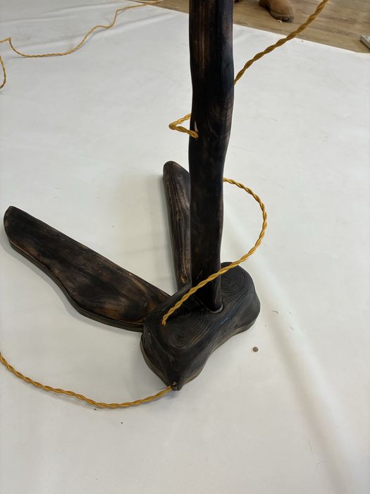 Lampadar handmade din lemn de salcam ars